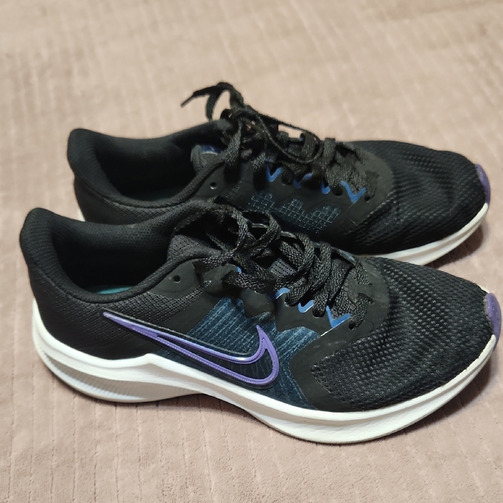 Nike Women's Black and Blue Athletic Shoes